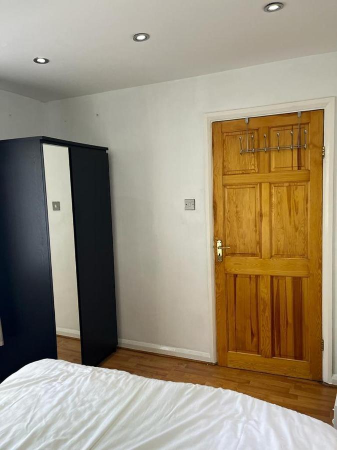 Large Double Bedroom With Free On Site Parking 泰晤士河畔京士顿 外观 照片